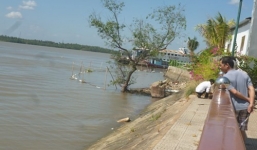 Cô gái mặc váy cưới nhảy sông tự tử