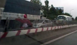 Thanh niên coi thường tính mạng 'đối đầu' xe tải trên cao tốc