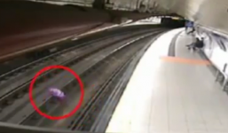 Video: Cháy đường ray tàu điện vì một quả bóng bay