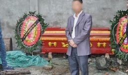 Mang quan tài, vòng hoa đến uy hiếp đòi 320 triệu