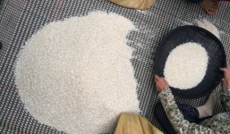 Nhà giàu Hà thành chi tiền gấp đôi mua gạo vùng cao