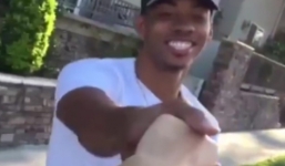 Sự thật bất ngờ đằng sau clip đi chơi với người yêu