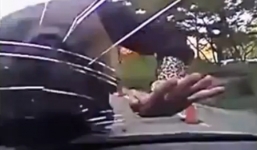 Video: Người đàn ông đập đầu vào cửa kính ăn vạ