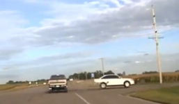 Video: Ôtô lao như tên lửa qua ngã tư