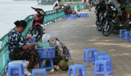 Cụ bà bán trà đá hồi môn xe Camry tiền tỷ cho con gái gây xôn xao cộng đồng mạng