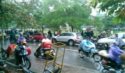  Giải cứu cô gái nhảy sông Tô Lịch giữa trời rét