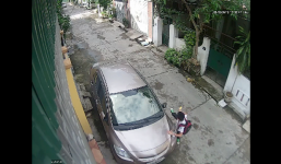 Video: Học sinh nghịch đạp gãy gương Toyota Vios