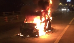 Hà Nội: ô tô bốn chỗ bốc cháy dữ dội trên cầu Thanh Trì
