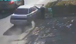 Thoát chết trong gang tấc khi đang đứng trên vỉa hè