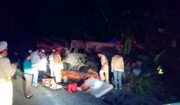 Truyền dịch 4 tiếng đồng hồ tại cabin cứu nạn nhân bị kẹt trong vụ tai nạn