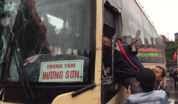 Xe khách mất lái đâm náo loạn trong bến xe Nước Ngầm