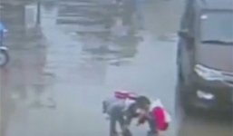 Video: Thót tim 2 trẻ nhỏ may mắn thoát chết khi ô tô chèn qua người