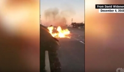 Video: 2 người đàn ông bị tẩm xăng, thiêu sống trên đường cao tốc Mỹ