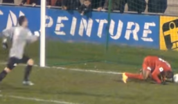 Video: Cầu thủ suýt 'no đòn' vì ghi bàn kiểu khinh thường đối thủ 