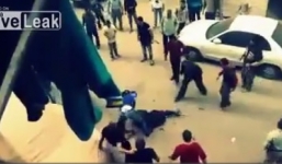 Chồng đang đánh vợ trên đường bị dân làng ném đá