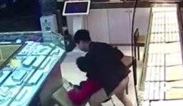 Video: Chàng trai dũng cảm khống chế tên cướp tiệm vàng