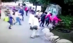 Video: Nữ du khách bị ngã lăn xuống hồ vì mải chụp ảnh