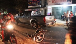 Hàng chục người nâng ô tô, giải cứu 2 thanh niên bị mắc kẹt dưới gầm xe