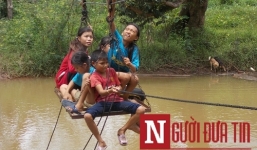 Những bức ảnh học sinh du dây, vượt sông tìm con chữ khiến dư luận nhói lòng