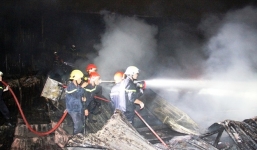 Video: 500 m2 xưởng công ty mũ bảo hiểm cháy rụi trong đêm