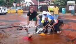 Video: Hố nước giữa đường nuốt chửng xe máy