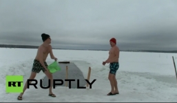 Video: Mặc đồ bơi dội nước, chơi cờ vua dưới hồ băng 