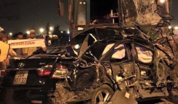 Xe Camry bị đâm biến dạng, tài xế mắc kẹt trong xe