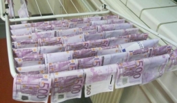 Cảnh sát choáng khi vớt được hơn 100.000 euro từ dòng sông Danube