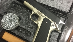 Phát hiện 2 khẩu súng ngắn trong kiện hành lý thất lạc ở sân bay