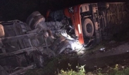 Hà Nội: Tai nạn giao thông, 2 xe lật nhào xuống ruộng