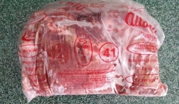 Thịt ngoại giá 'bèo' tràn ngập chợ Việt có đáng lo?