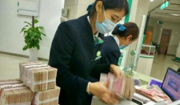 Đem 8 bao tải tiền mốc giá 17,5 tỷ đi gửi ngân hàng