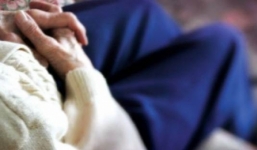 Vào xin nước uống rồi giở trò đồi bại với cụ bà