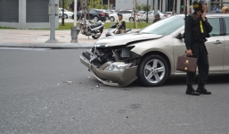 Video: Xe Camry nát bét sau khi đấu đầu taxi