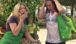 Cô gái bất ngờ bị 'tắm miễn phí' trên đường phố