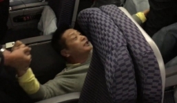 Giáo sư bị sa thải vì thích ngồi ghế vip máy bay