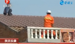 Vợ hung hãn đập phá, dỡ ngói nhà chồng vì bị đòi ly hôn