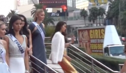 Clip gây tranh cãi về cách hành xử của Phạm Hương tại Hoa hậu Hoàn vũ 2015