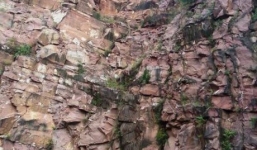 Phát hiện thi thể nam thanh niên biến dạng dưới chân núi đá