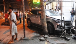 Ô tô leo lên vỉa hè cuốn hai cô gái vào gầm khiến một người tử vong