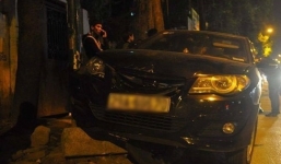 Hà Nội: ô tô hất một phụ nữ lên nắp capo khi gây tai nạn liên hoàn