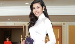 Thúy Vân duyên dáng trong tà áo dài trắng tự tin làm MC tại sự kiện