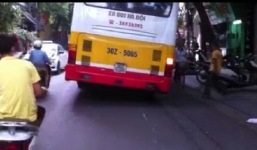 Xe buýt bị xẹp bóng hơi, nghiêng mình chạy giữa phố Hà Nội
