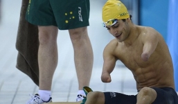 Video: VĐV bơi lội không tay đánh bại các đối thủ lành lặn