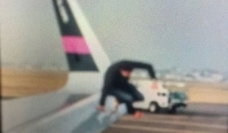 Hành khách hét lên 'có bom' rồi nhảy khỏi máy bay