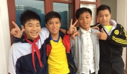 Những học sinh nhặt được tiền, trả lại cho người mất