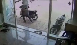 Trộm xe máy bị chủ nhà đạp ngã xuống đường