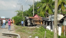 Xe container tông sập nhà dân, đè chết 2 người đang ngủ