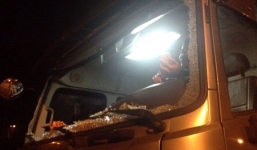 Xe tải lưu thông trên cao tốc Nội Bài - Lào Cai bị ném đá