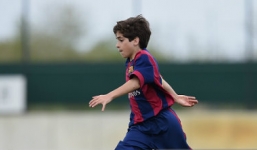 Video: CĐV Barca tâng đồ đỉnh hơn cả Messi và Neymar